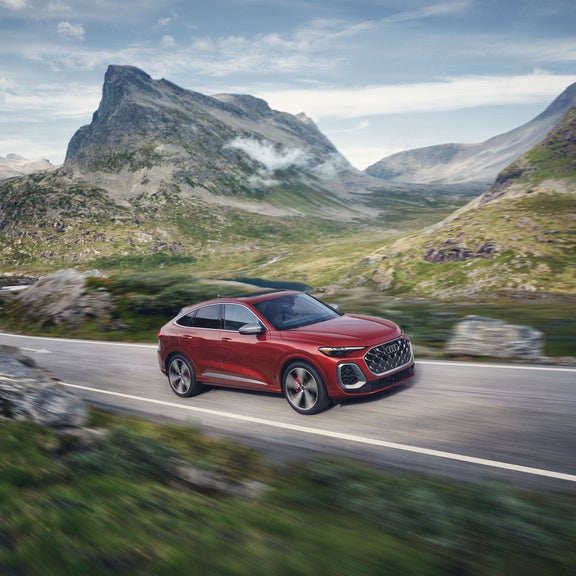 Vue de trois quarts de côté de la toute nouvelle Audi SQ5 Sportback accélérant sur une route de montagne.