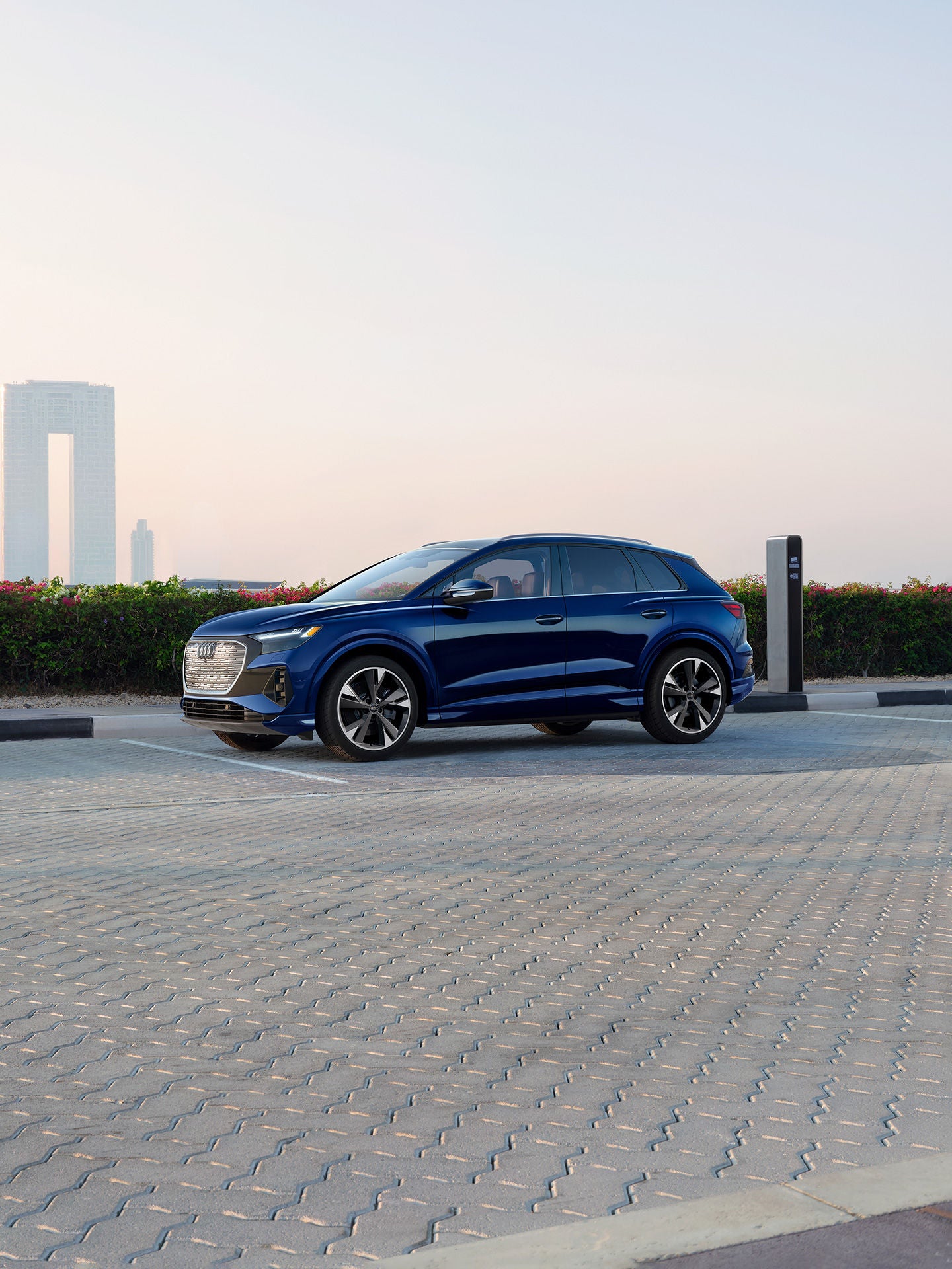 Vue latérale de l'Audi Q4 e-tron garée et en charge.