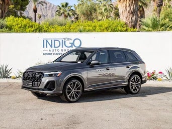 front facing 2025 Audi Q7 45 parked