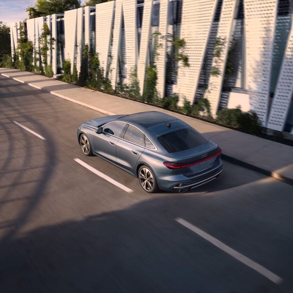 Vue aérienne arrière de l’Audi A5 qui accélère sur une route en ville.