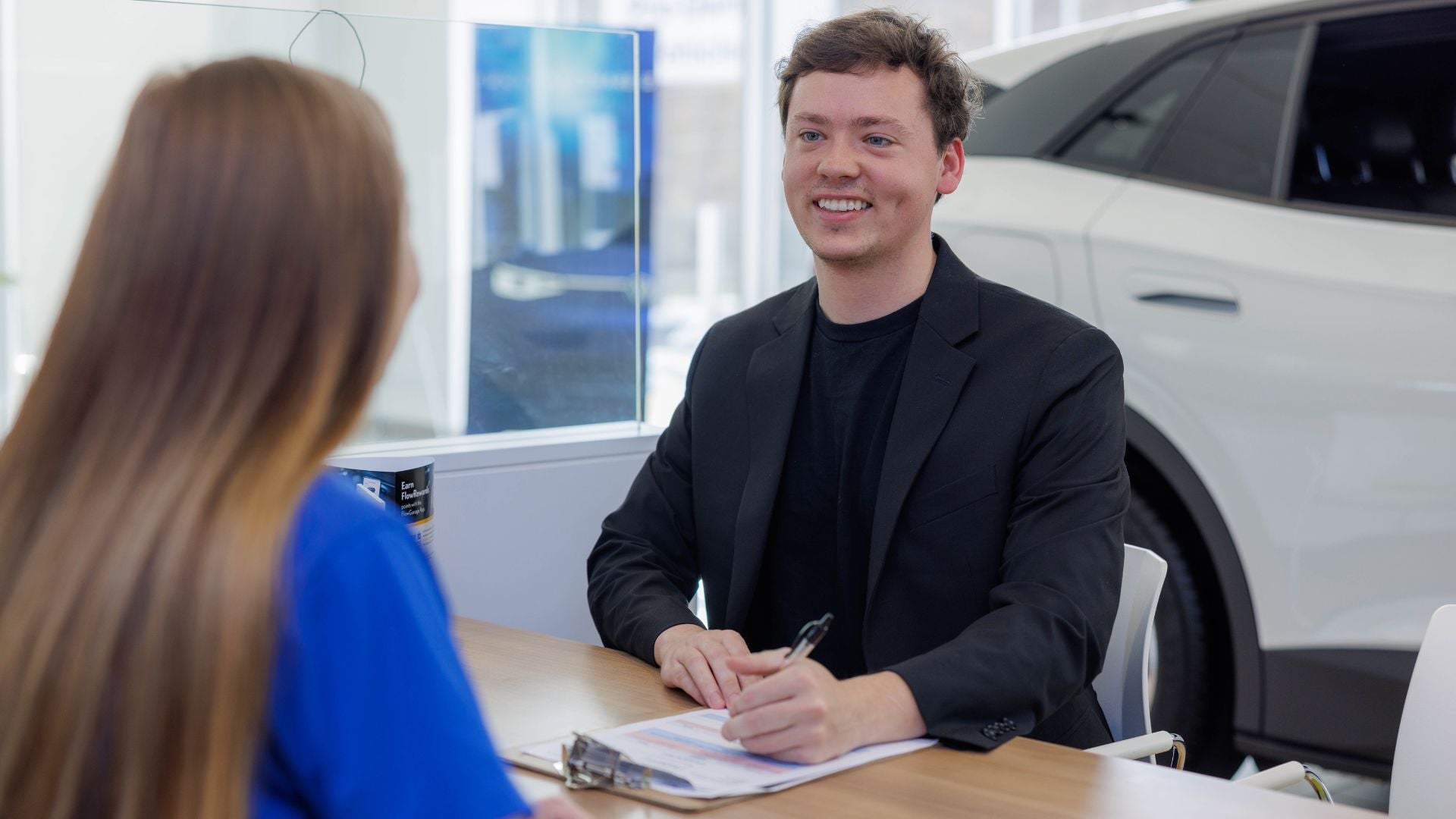Audi finance specialist consulting a customer.