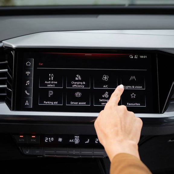 Gros plan de l'affichage MMI touch de l'Audi Q4 e-tron.