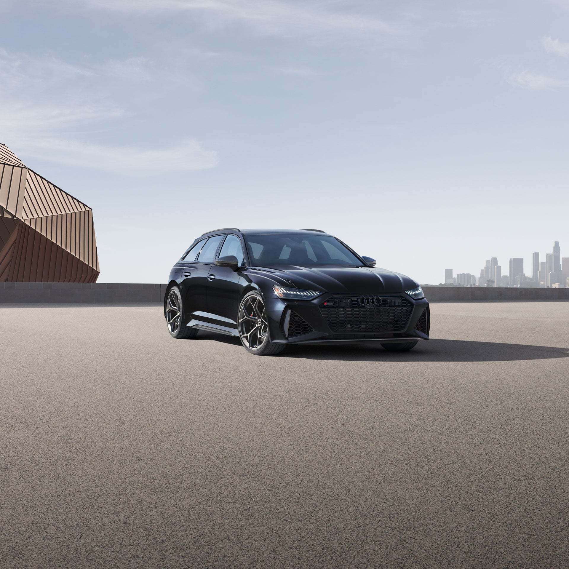 Front 3/4 view of the Audi RS 6 Avant performance