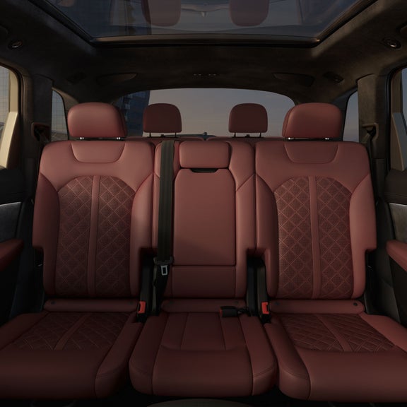 Close-up on the split folding rear seats in the Audi SQ7.