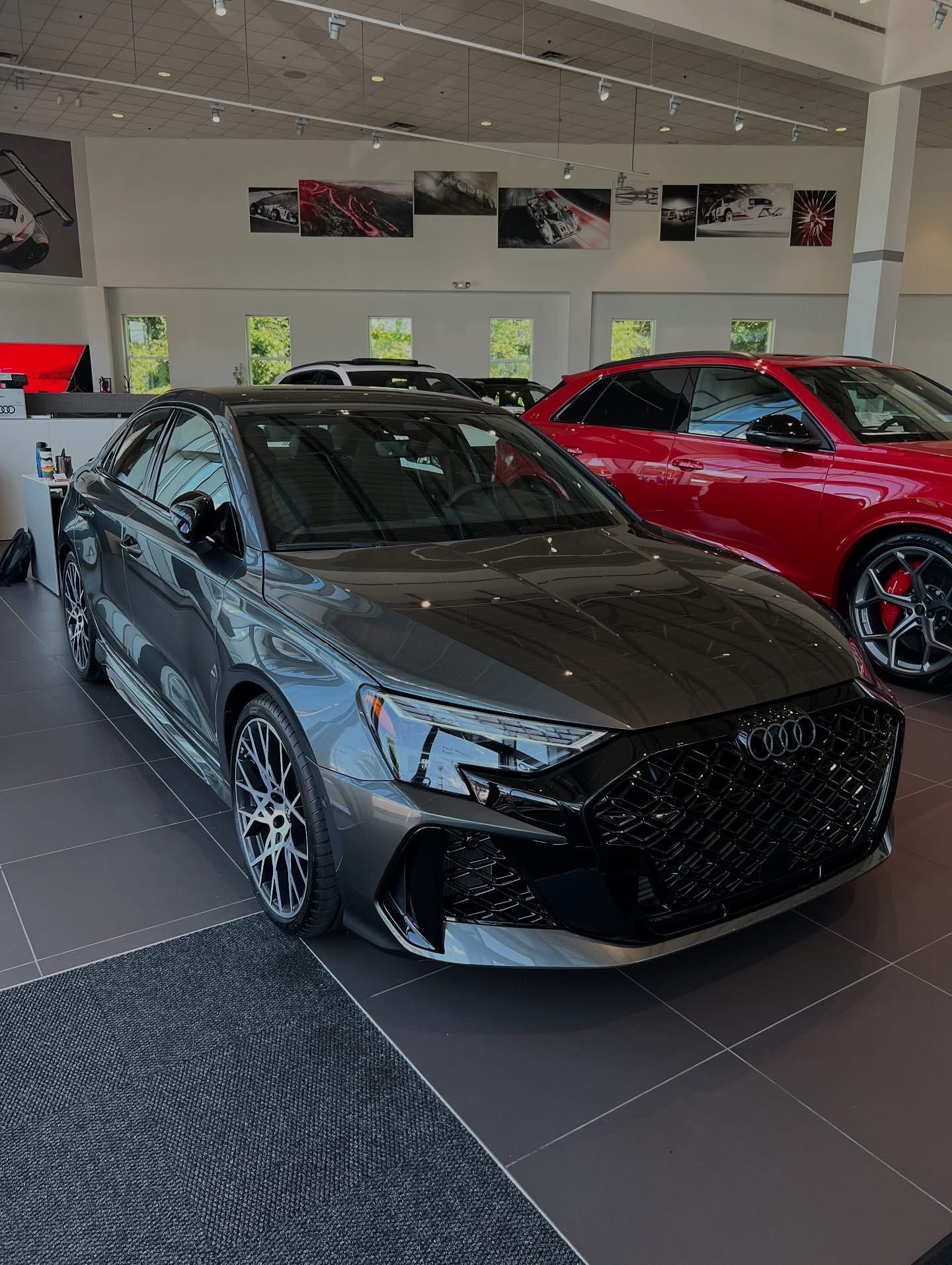 Left profile view of an Audi Q7 parked.
