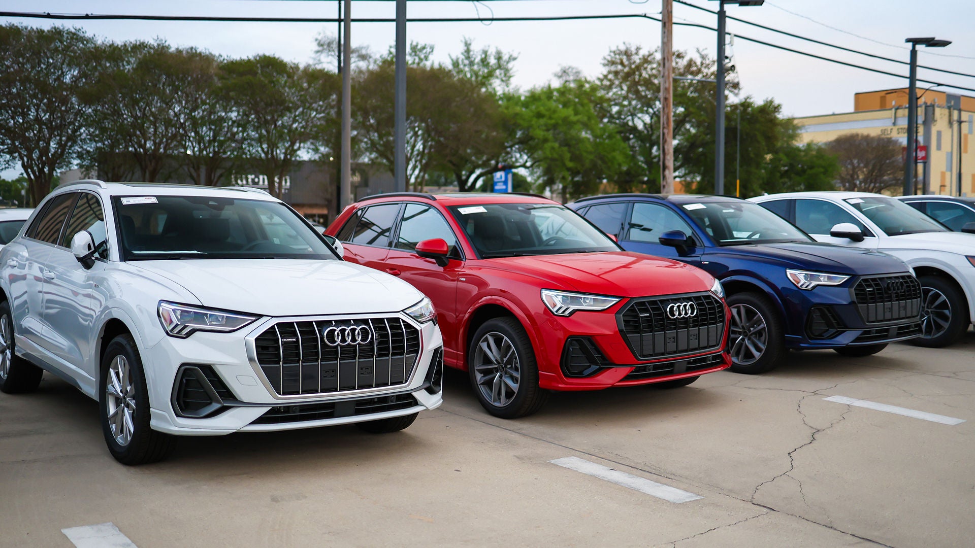 Right profile view of an Audi Q8 e-tron parked.
