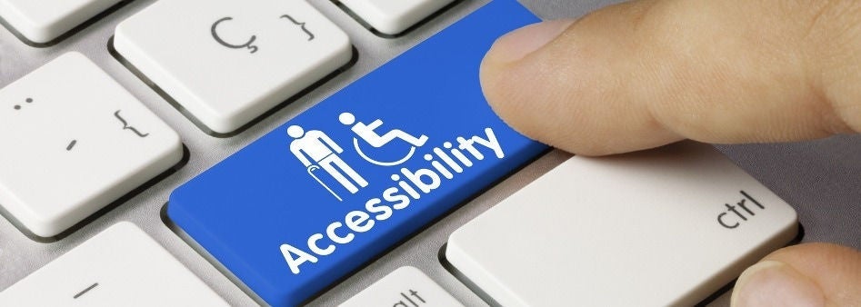 Main appuyant sur la touche « accessibilité » d’un clavier.