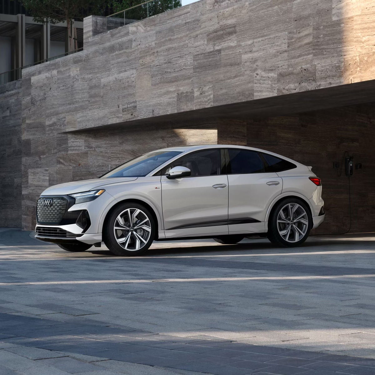 Side profile of the Audi Q4 Sportback e-tron® parked. 