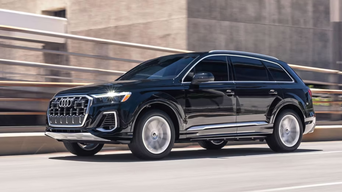 Q7 Audi driving on highway