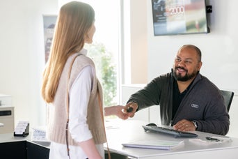 Advisor and customer at desk