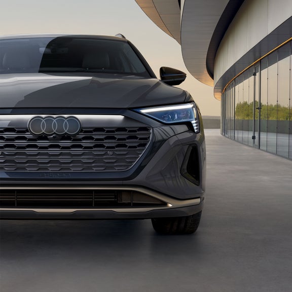 Close-up of the front bumper of the Audi Q8 e-tron®. 