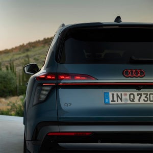 Vue arrière du nouveau Audi Q7 dans un décor montagneux.