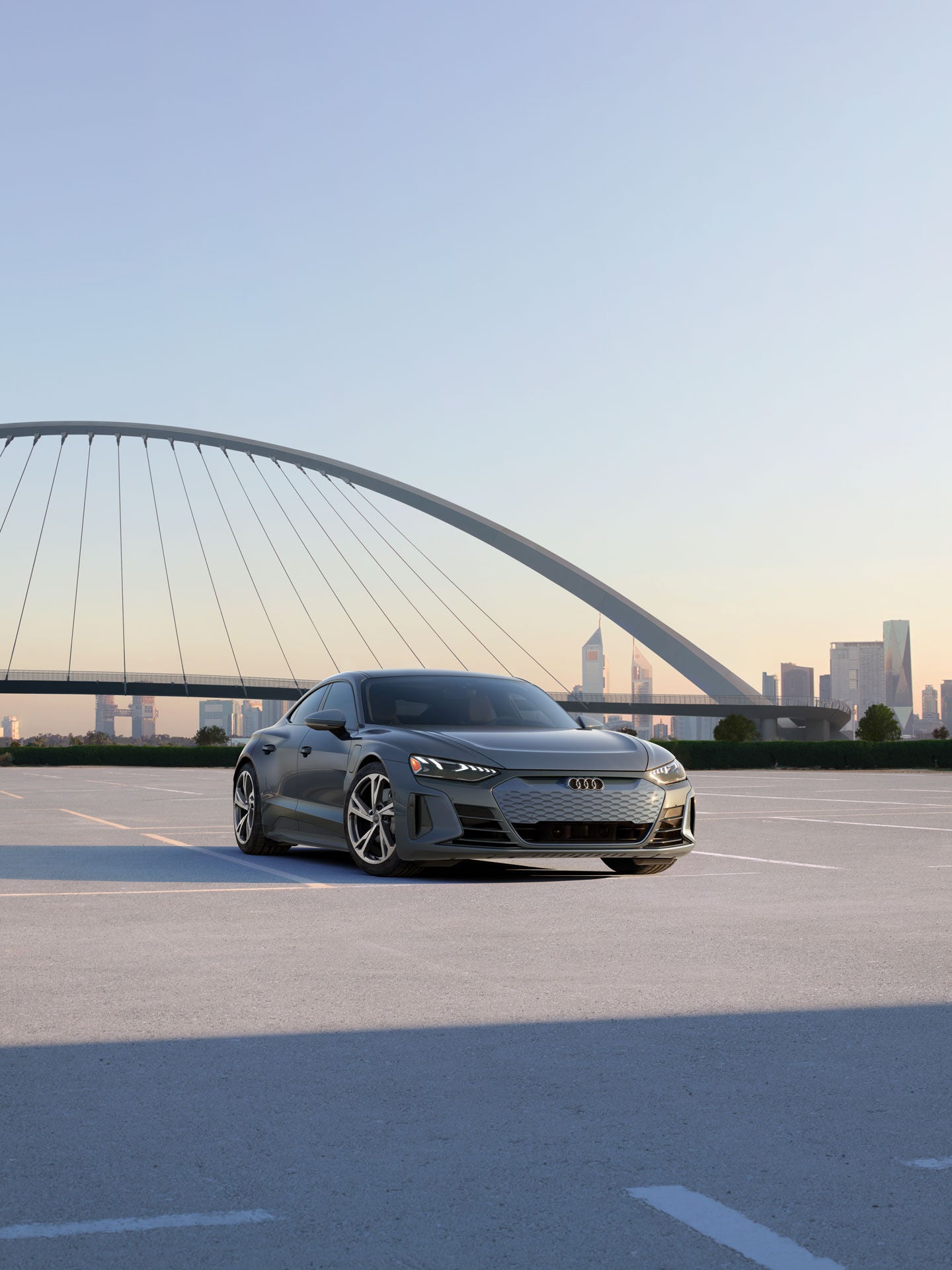 Three-quarter front view of the Audi e-tron® GT. 