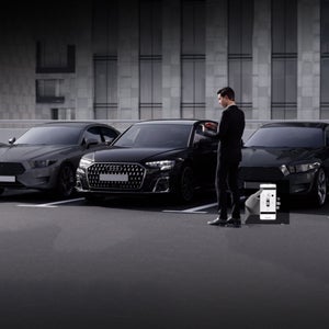 Depiction of the remote park assist plus feature on the Audi RS Q8.
