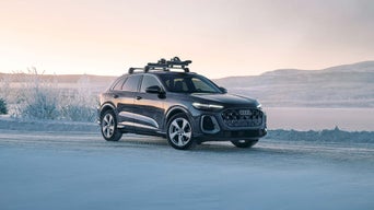 Profil arrière de l'Audi Q8 garée. 