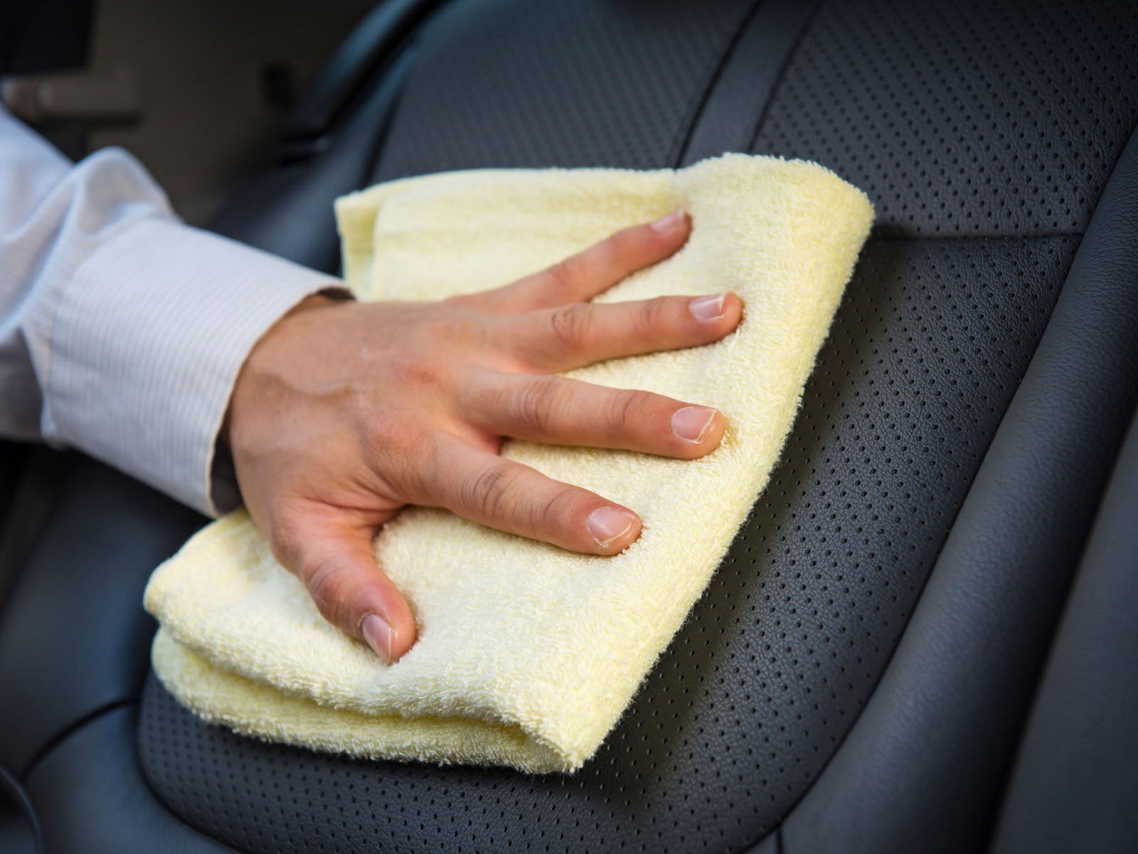 Véhicule en cours de nettoyage.  