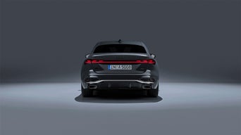 Vue arrière d’un modèle Audi A5 2025 avec les feux arrière allumés.