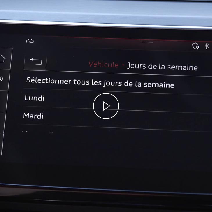 Photo en gros plan de l'écran de planification de charge sur l'écran Audi MMI à l'intérieur d'un véhicule Audi.
