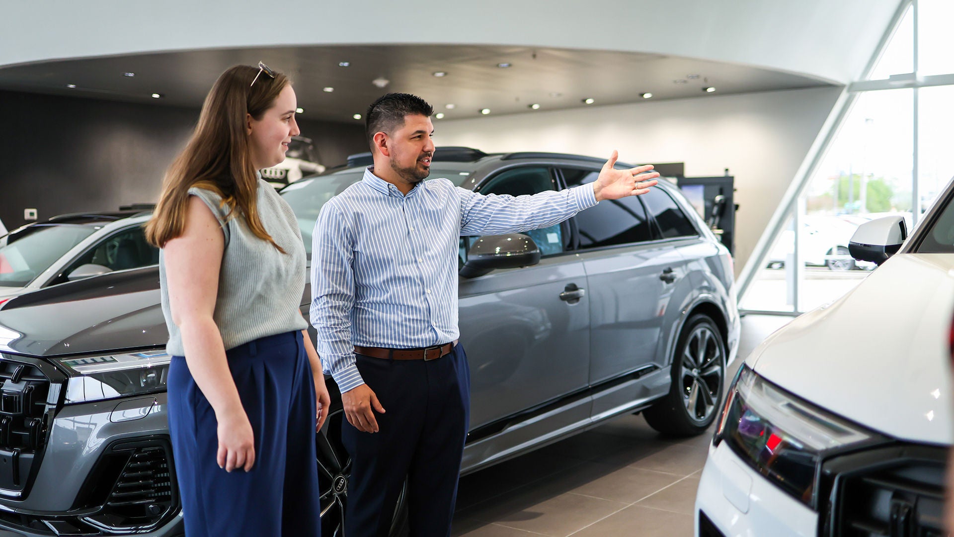 Audi finance specialist handing over keys to an Audi.