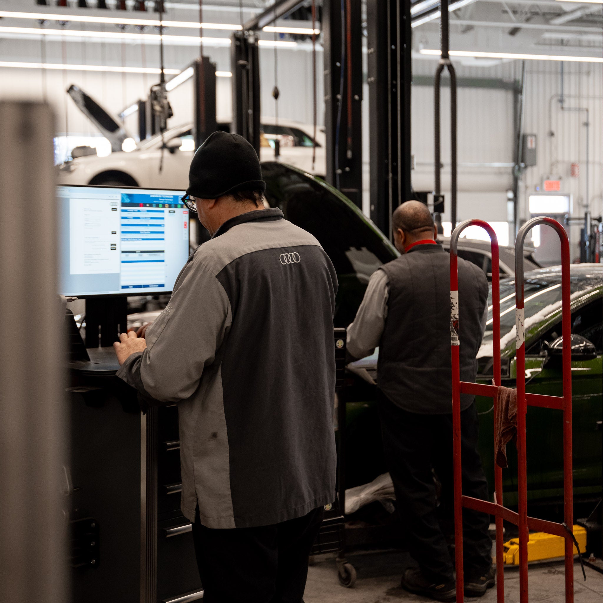 Un technicien du service Audi effectue l’entretien d’un véhicule. 