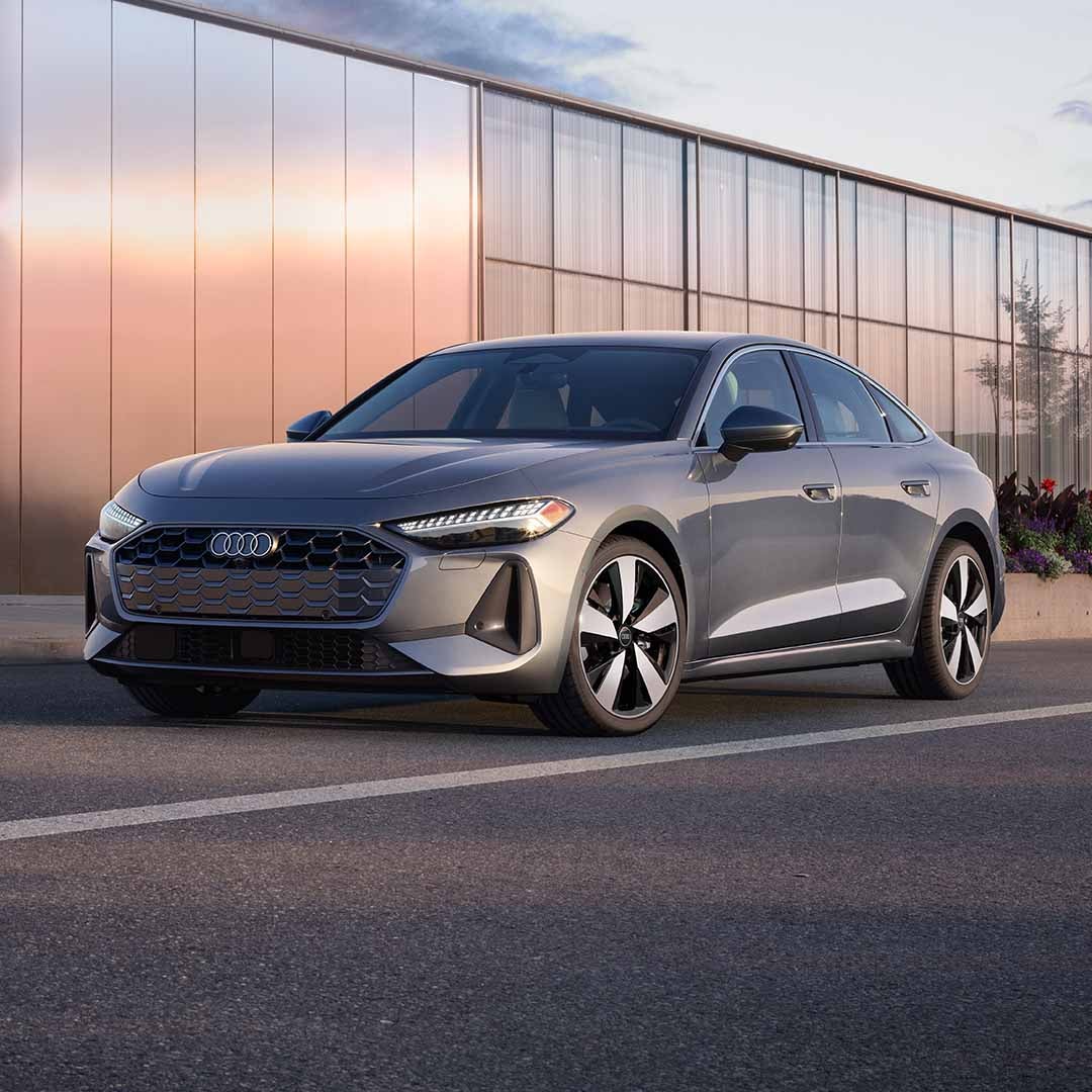 Left profile view of an Audi Q7 accelerating.