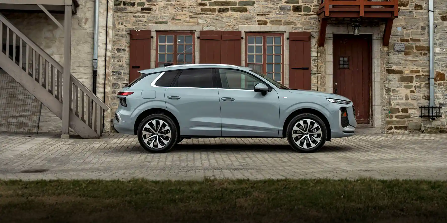 Vue de face de l'Audi Q3 2026 couleur gris, stationnée dans le Vieux-Québec - Audi de Québec  