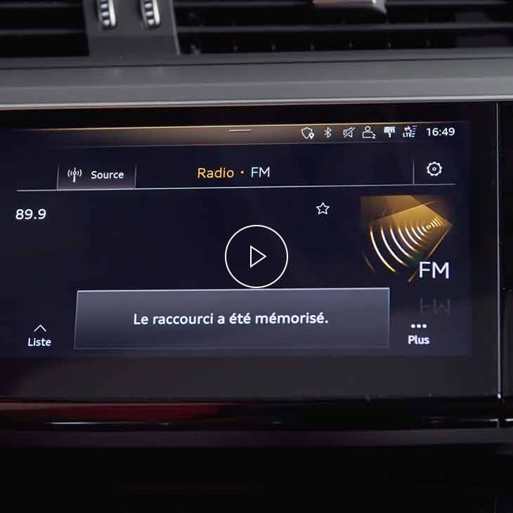 Photo en gros plan de l'écran des raccourcis enregistrés sur l'écran Audi MMI à l'intérieur d'un véhicule Audi.