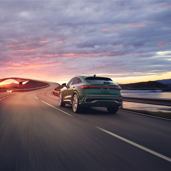 Vue arrière de trois quarts de la toute nouvelle Audi Q5 Sportback en mouvement.