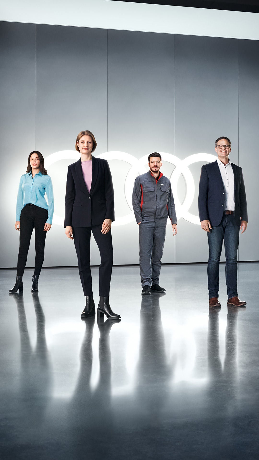 Group photo in front of the rings