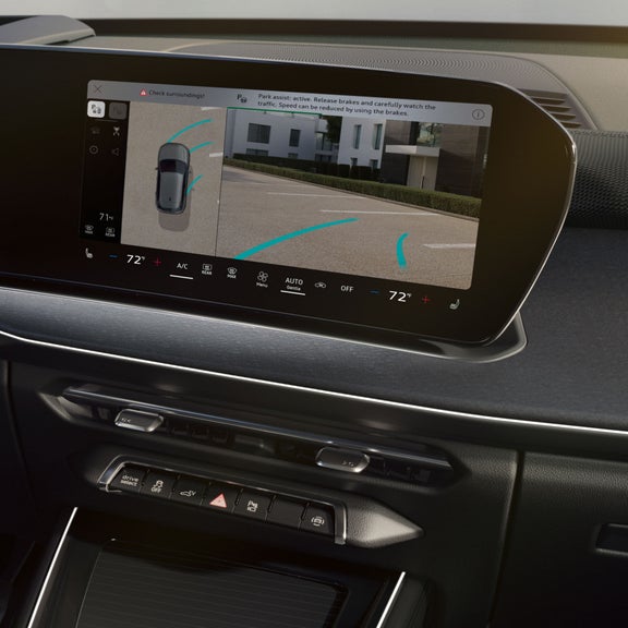 Gros plan de la caméra de vue supérieure de l'Audi Q3.