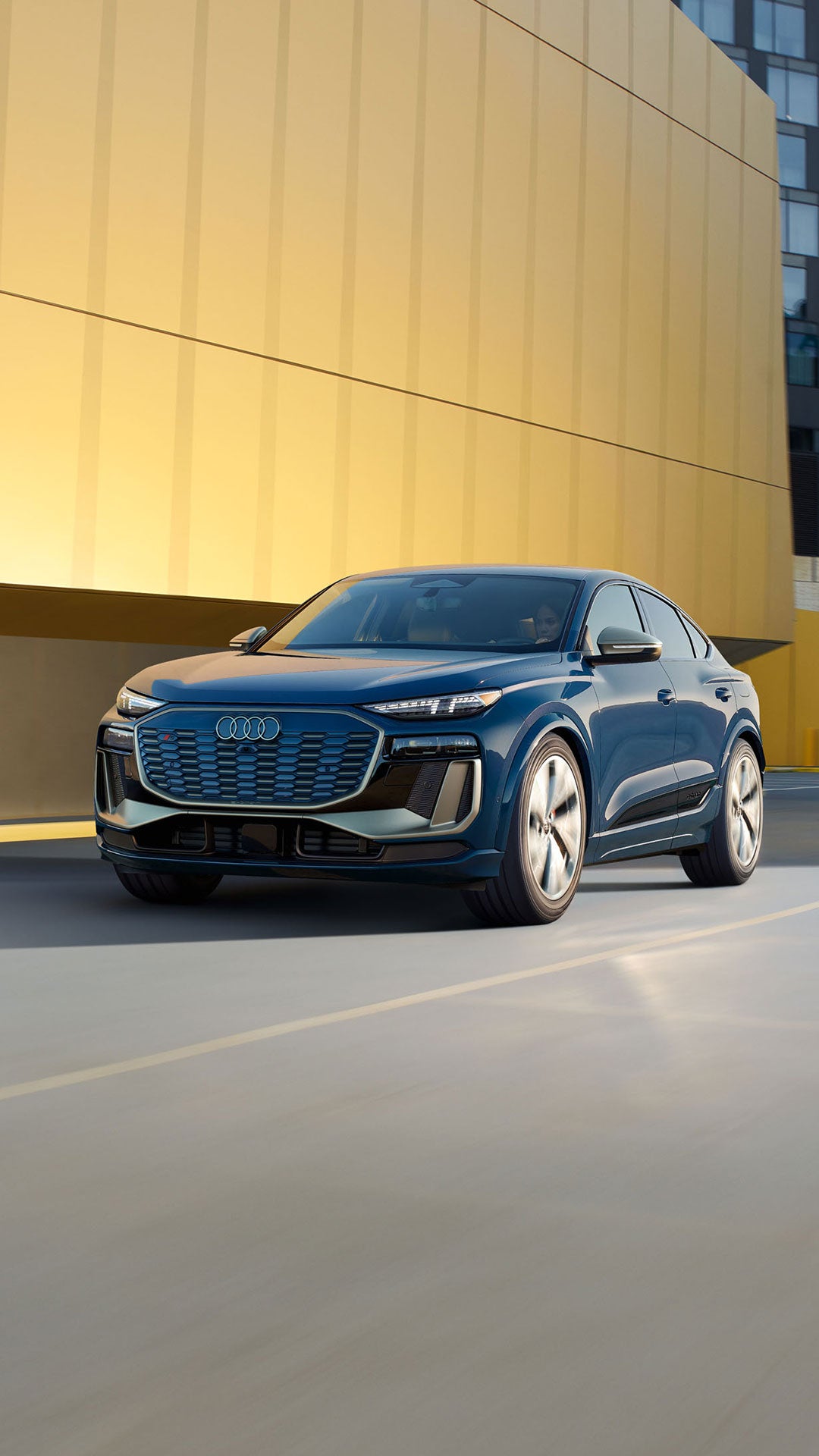 Three quarter image of the SQ6 sportback e-tron accelerating. 