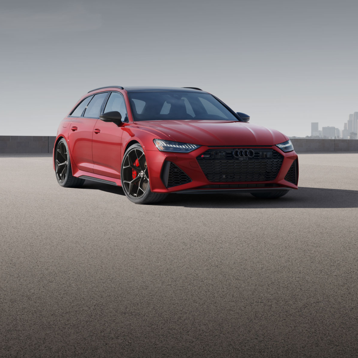 Three-quarter side view of the Audi RS 6 Avant parked.