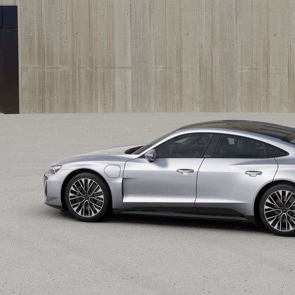 Profil avant aux trois quarts de l'Audi e-tron GT en déplacement.