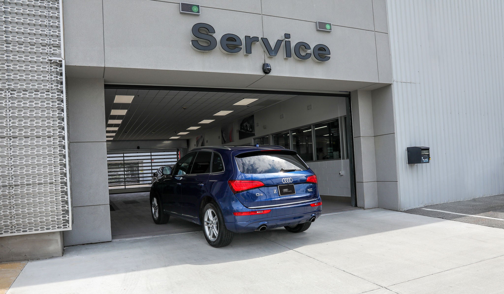 Front profile view of an Audi Q7 accelerating.