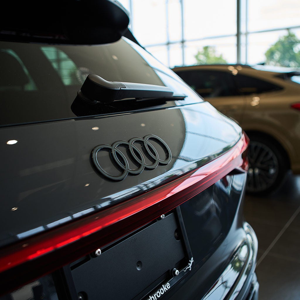 Vue rapprochée de l’arrière d’un véhicule Audi.