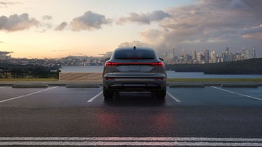 Profil arrière de l'Audi Q6 Sportback e-tron.