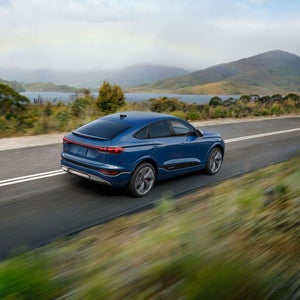 Profil arrière de l'Audi SQ6 Sportback e-tron aux trois quarts en déplacement.