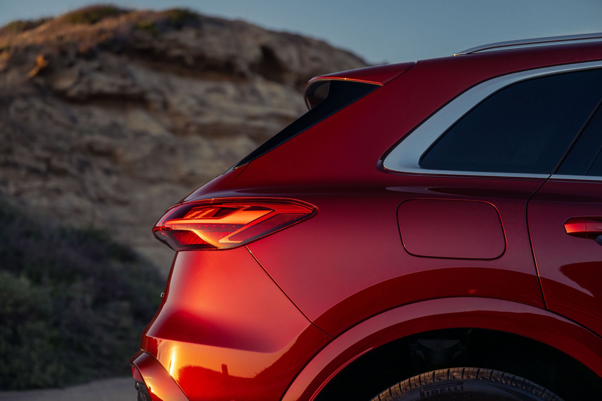 Left profile view of an Audi Q7 accelerating.