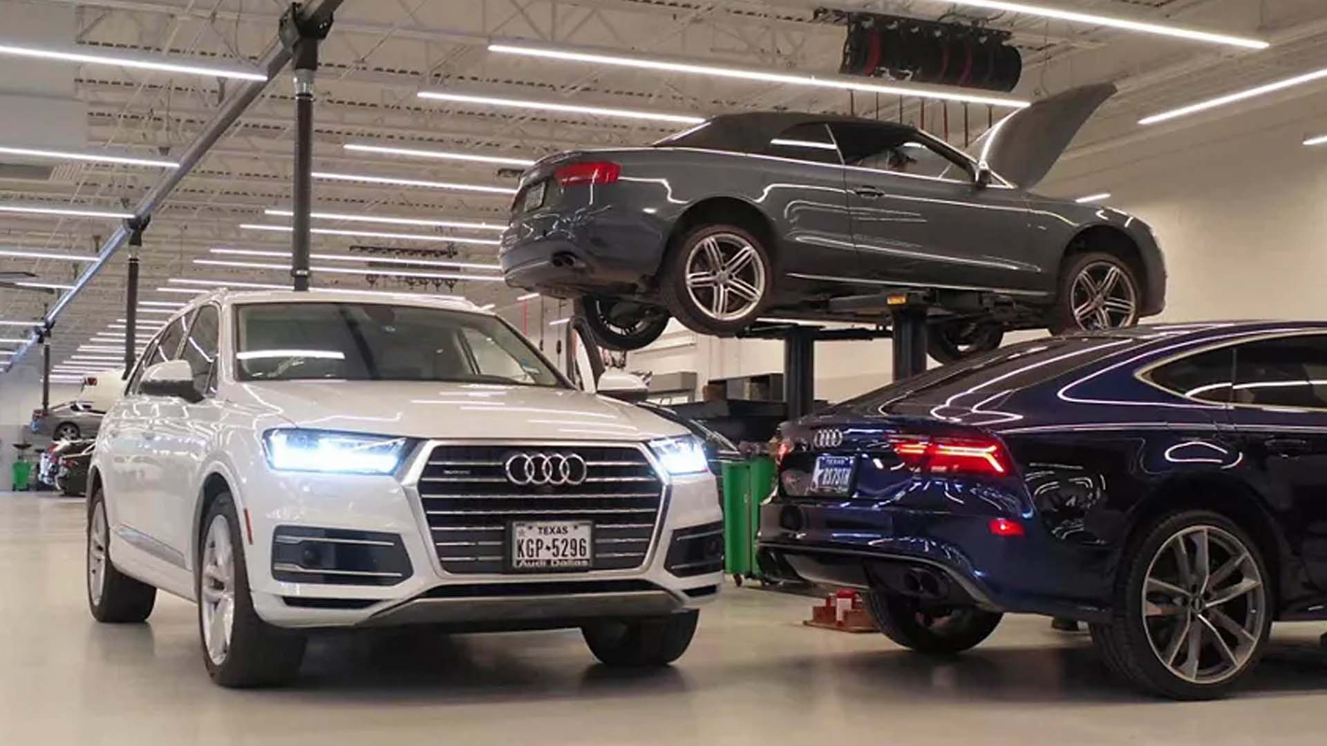 Trois véhicules Audi stationnés dans un centre de service Audi.