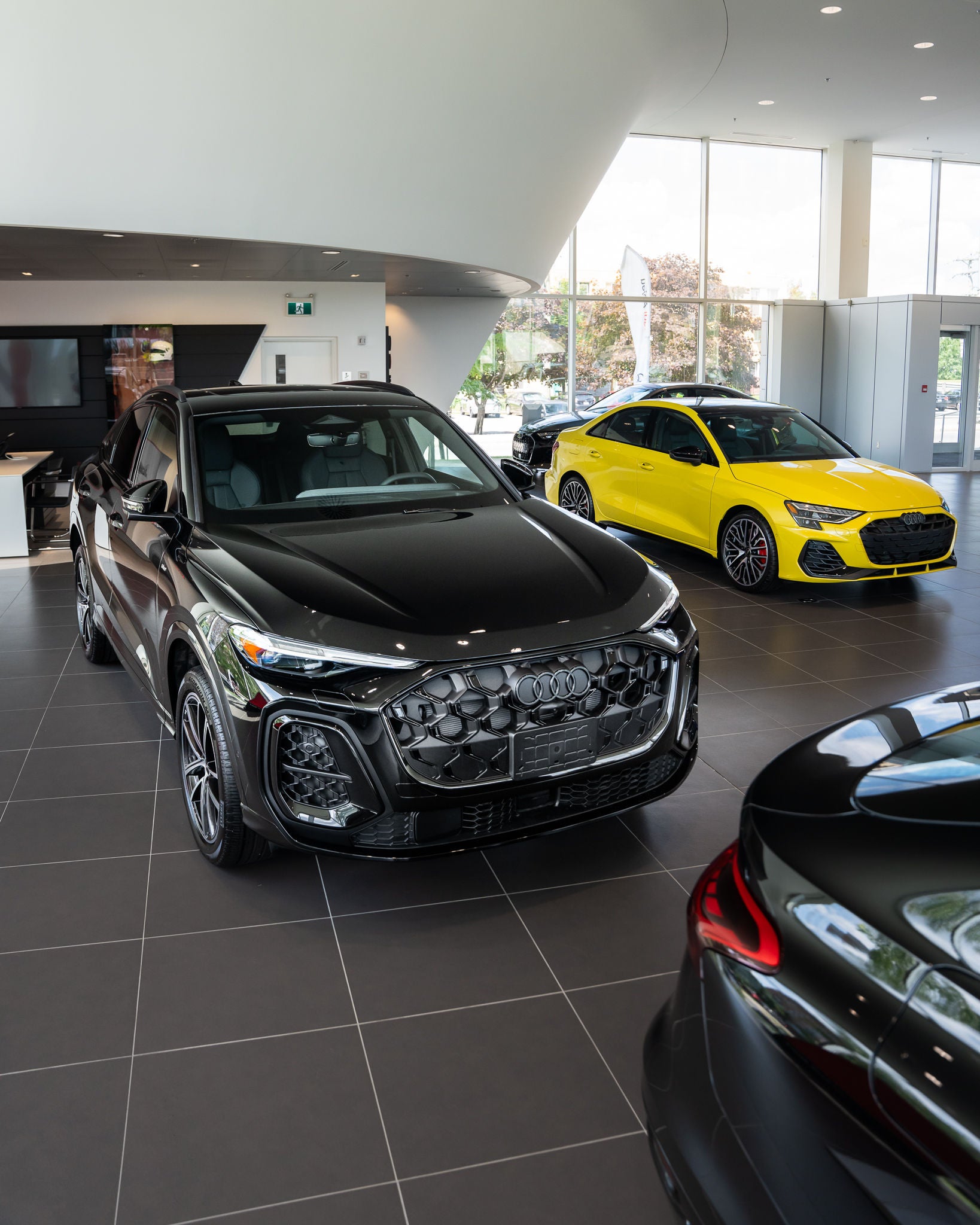 Photo de la salle d'exposition d'une concession Audi.