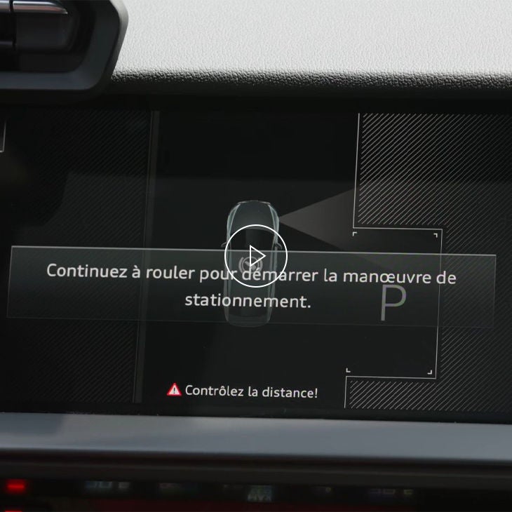 Gros plan du système MMI Audi affichant la technologie d’aide au stationnement.