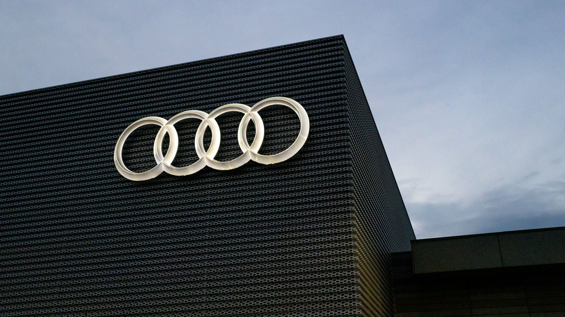 Gros plan sur les anneaux Audi à l’extérieur d’une concession Audi.