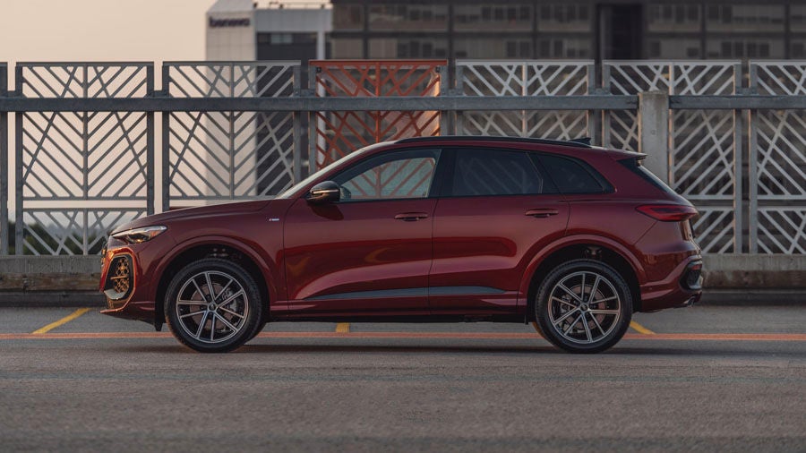 Audi Q5 Rouge Grenadine vu de profil sur le dessus d'un stationnement de Ste-Foy.
