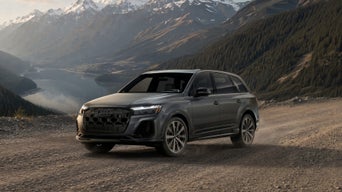 Front profile of an Audi Q7 accelerating.