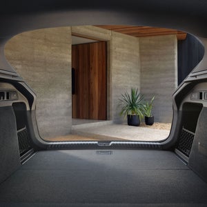 Vue du coffre de l’Audi Q6 Sportback e-tron.