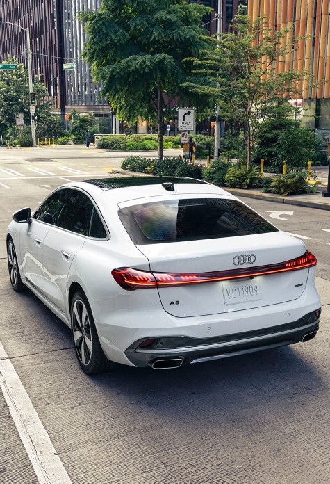 Right profile view of an Audi Q8 e-tron parked.