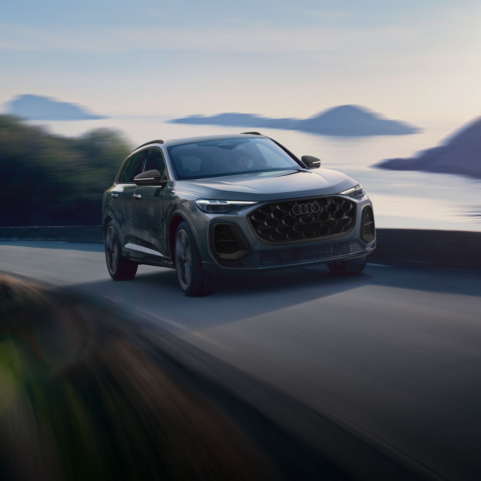 Vue de trois quarts de face de la toute nouvelle Audi Q5 en accélération.