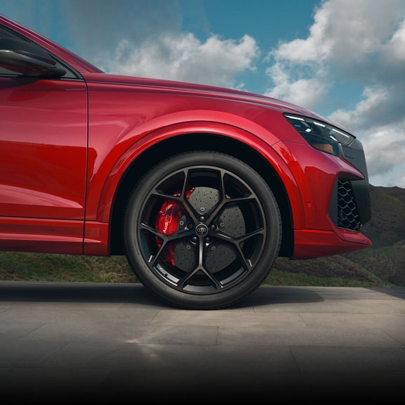 Close-up of the front right wheel of the Audi RS Q8.