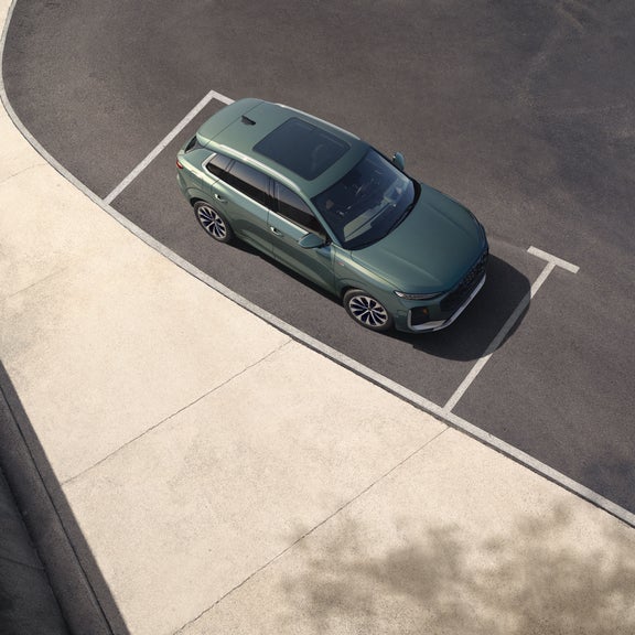 Vue aérienne de l'Audi Q3 garée.