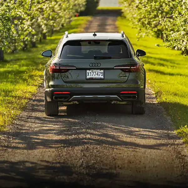 Vue arrière de l'Audi A4 allroad 2024 couleur vert, stationnée dans un chemin forestier - Audi de Québec  